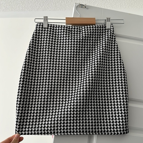 High Rise A Line Houndstooth Skirt Size 4 BooHoo - Picture 2 of 4